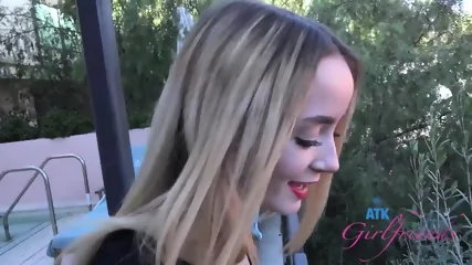 Gorgeous Step Mom Seduces Her Lustful Step Son By Showing Him Her Big Bazookas - Vidéo premium HD - Amateur | Skiny Miss