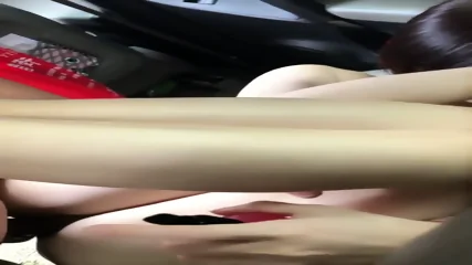 My Girlfriend Used Her  Serve A Stranger Right In The Car - Video Porno Gratuite HD | Skiny Miss