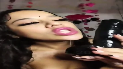 Mira Como  Chupa Su Dildo Negro - Video Porno Gratuite HD | Skiny Miss